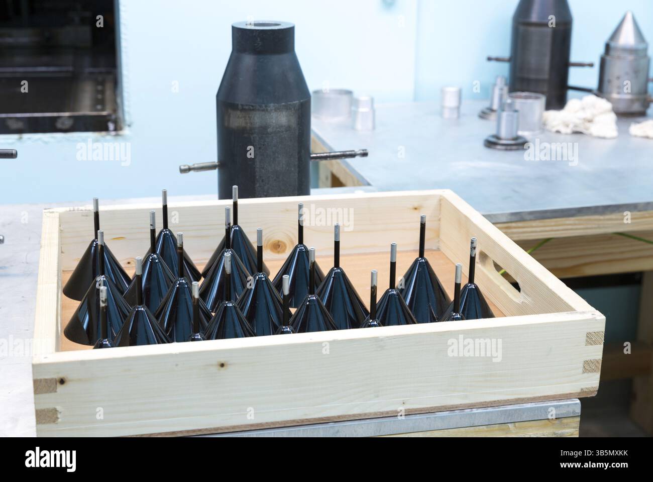 RPG-Kriegsköpfe lösen in einer der bulgarischen Waffenfabriken aus. In diesem Werk werden Raketengranaten (RPG), RPG-7-Trägerraketen, RPG wa hergestellt und montiert Stockfoto