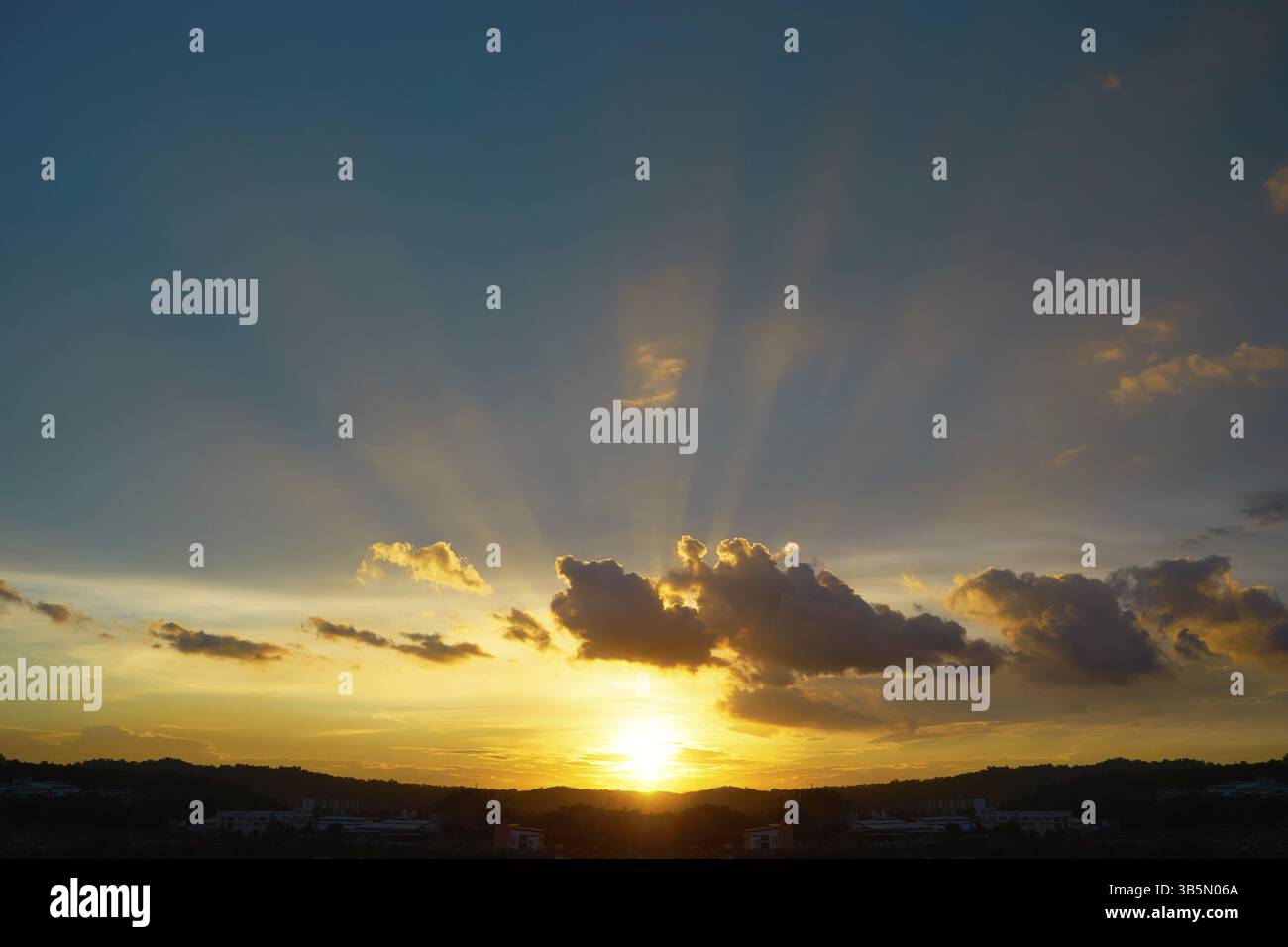 Dramatisches Sonnenlicht oder Sonne strahlen durch die Wolken bei Sonnenuntergang Himmel Hintergrund Stockfoto