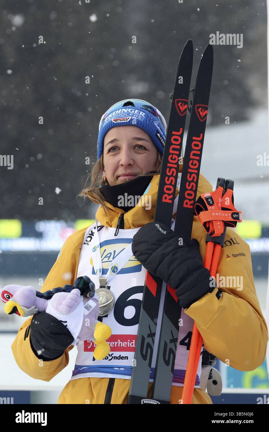 Franziska Preuss (SC Haag) bei der Preisverleihung bei der IBU Biathlon Weltmeisterschaft Lenzerheide 2025, Lenzerheide, Schweiz / SUI / CH Stockfoto