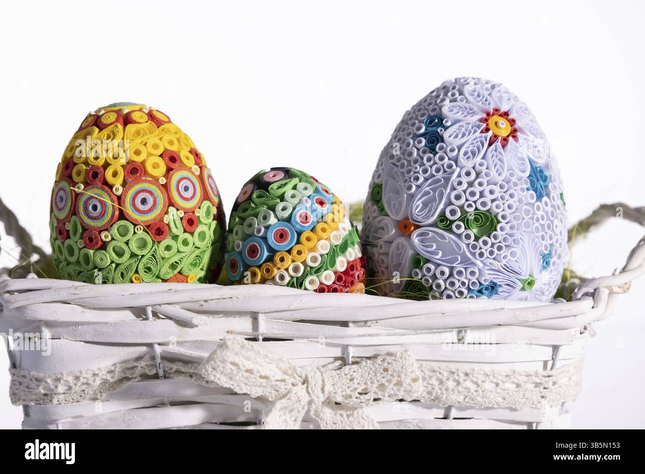 Farbenfrohe Designs auf handgemachten Ostereiern zur Feier der Osterwelt. Christliche Feiertage und ihre Symbole Stockfoto