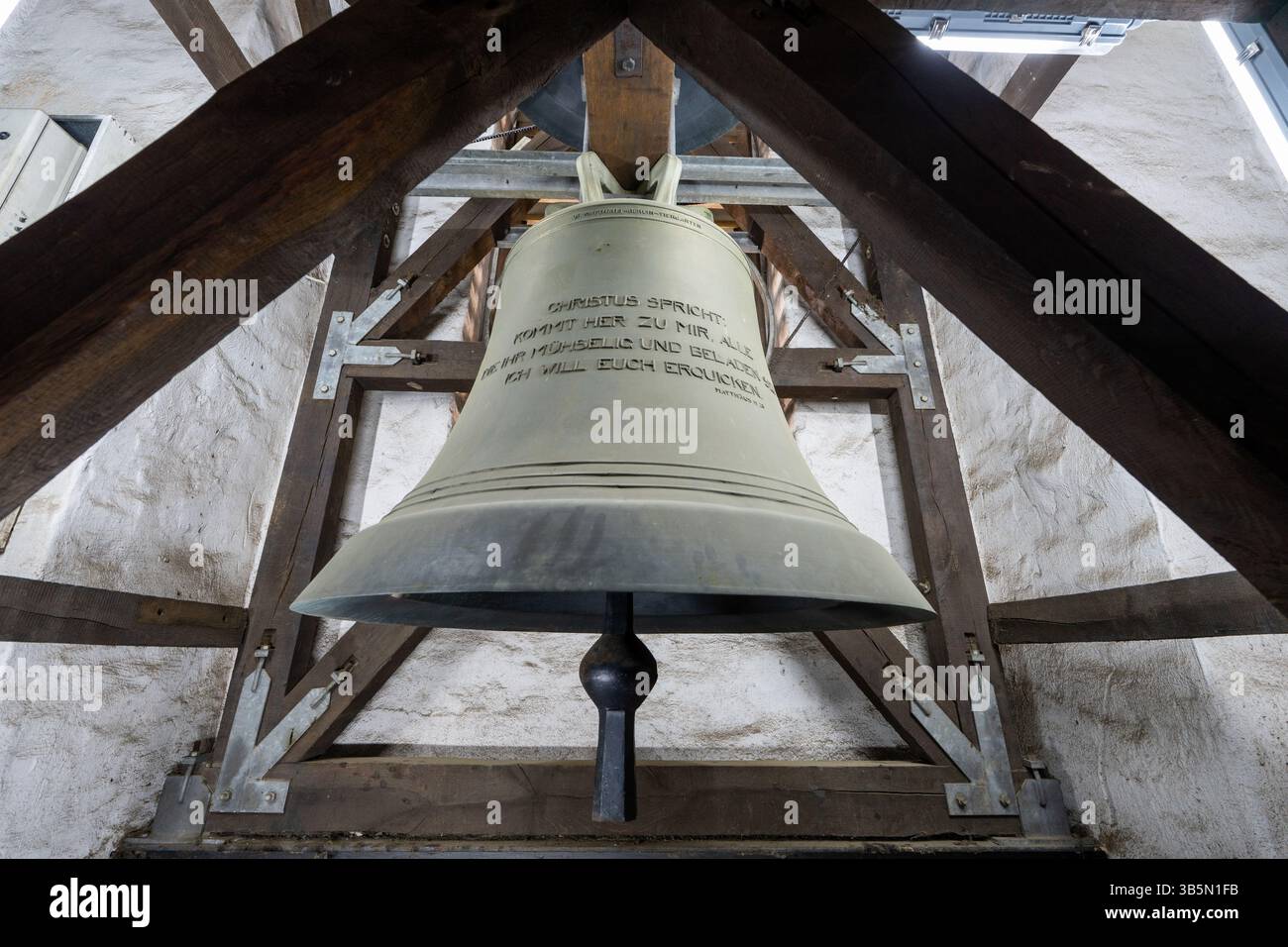 Berlin, Deutschland. Mai 2025. Eine der Glocken der St. Matthäus Kirche. Die Pfarrkirche wurde 1846 von Friedrich August Stüler entworfen und gilt als eines der schönsten Kirchenbauten von Schinkels Schüler. In der denkmalgeschützten Kirche finden Gottesdienste und kulturelle Veranstaltungen statt. Quelle: Soeren Stache/dpa/Alamy Live News Stockfoto