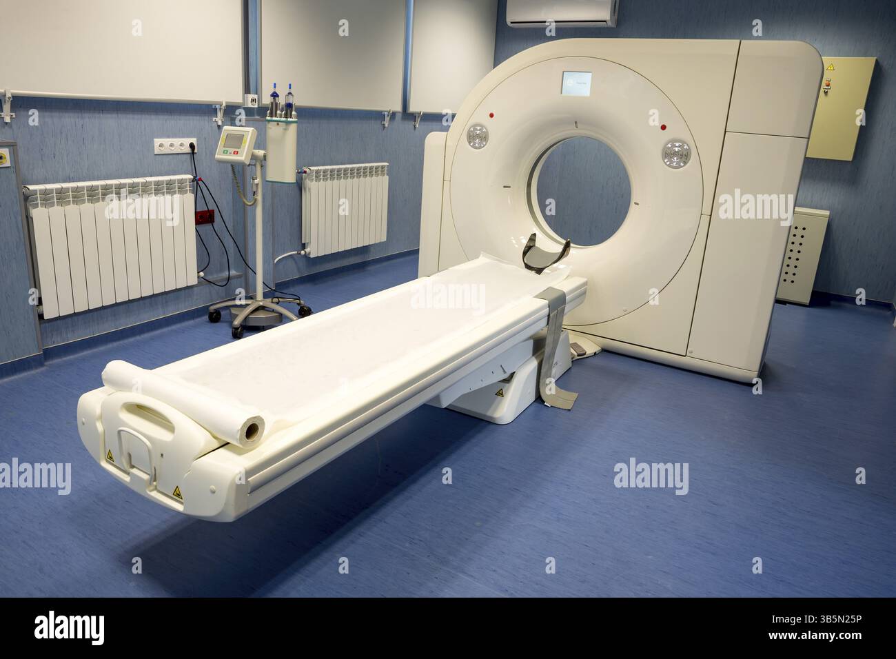 Magnetresonanztomographie (MRT) in einer neuen neurochirurgischen Klinik in einem modernen, auf die Behandlung zerebrovaskulärer Erkrankungen spezialisierten Krankenhaus Stockfoto