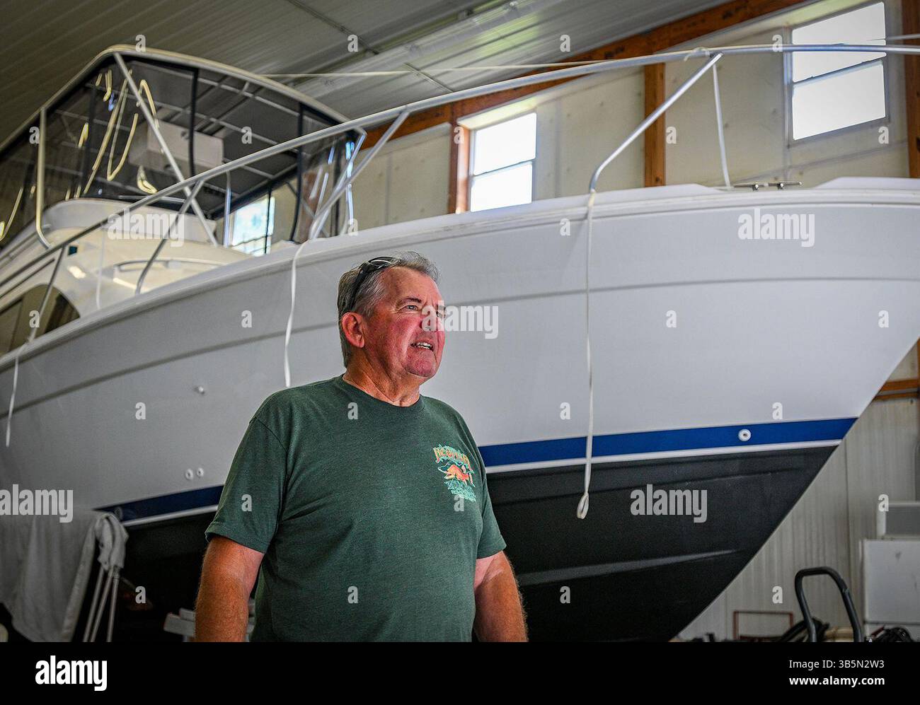31. August 2022: Rick Miller steht in seinem Bootsladen in der Nähe von Chestertown. Miller wurde mit einem tödlichen Hirntumor diagnostiziert, einem Glioblastom. Er nahm an einer klinischen Studie vor drei Jahren Teil, bei der mittels fokussiertem Ultraschall eine Chemotherapie in die Blut-Hirn-Schranke eindringen konnte. (Bild: © Jerry Jackson/Baltimore Sun über ZUMA Press Wire) Stockfoto