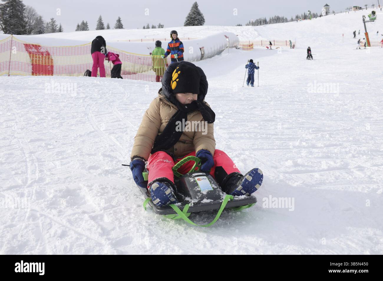 Die Kinder hatten auch eine tolle Zeit beim Rodeln bei der Saisoneröffnung auf dem Feldberg, die Skisaison 2024/25, eröffnete am Samstag, 23. November 2024 am 1 Stockfoto