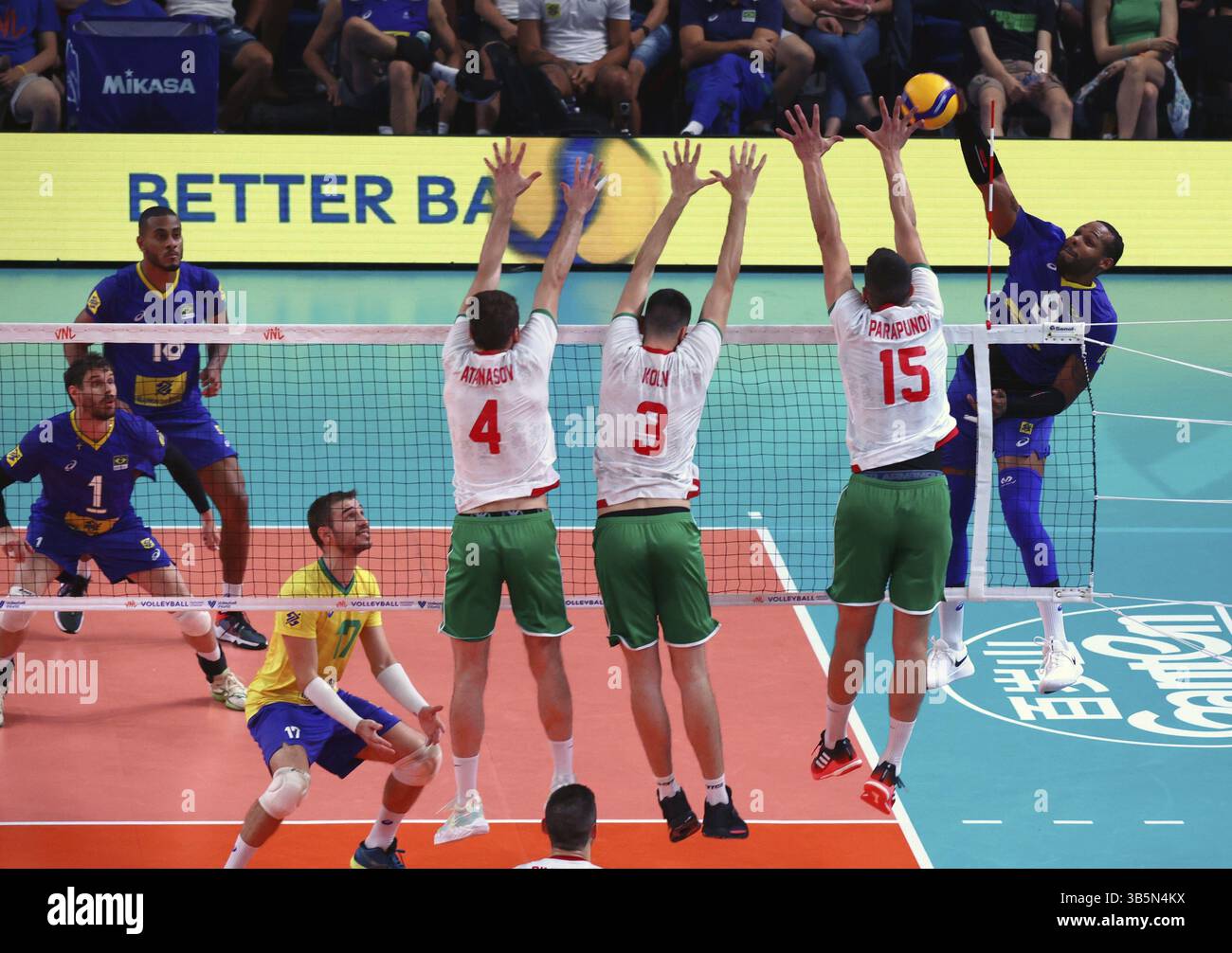 Sofia, Bulgarien - 4. Juli 2022: Bulgarische und brasilianische Teams werden während eines Gruppenspiels der Volleyball-Weltmeisterschaft in Aktion gesehen Stockfoto