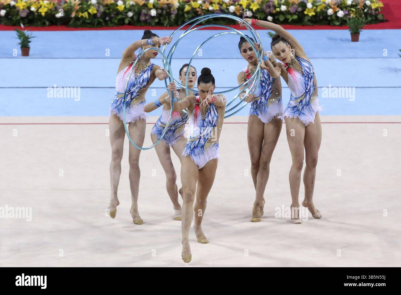 Sofia, Bulgarien - 30. März 2018: Team Spanien tritt bei der Rhythmischen Turnen-Weltmeisterschaft Sofia 2018 mit Basketball auf. Gruppenturnier Stockfoto