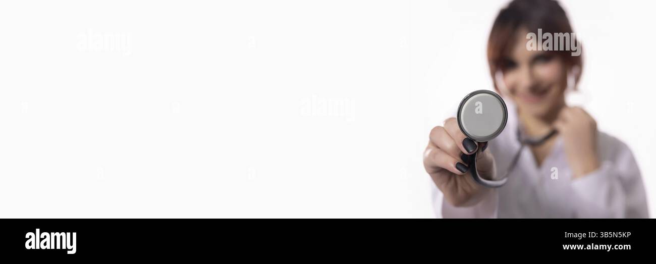 Ein hochqualifiziertes medizinisches Fachpersonal, das selbstbewusst ein Stethoskop als Symbol für ihre Expertise und Pflege präsentiert Stockfoto