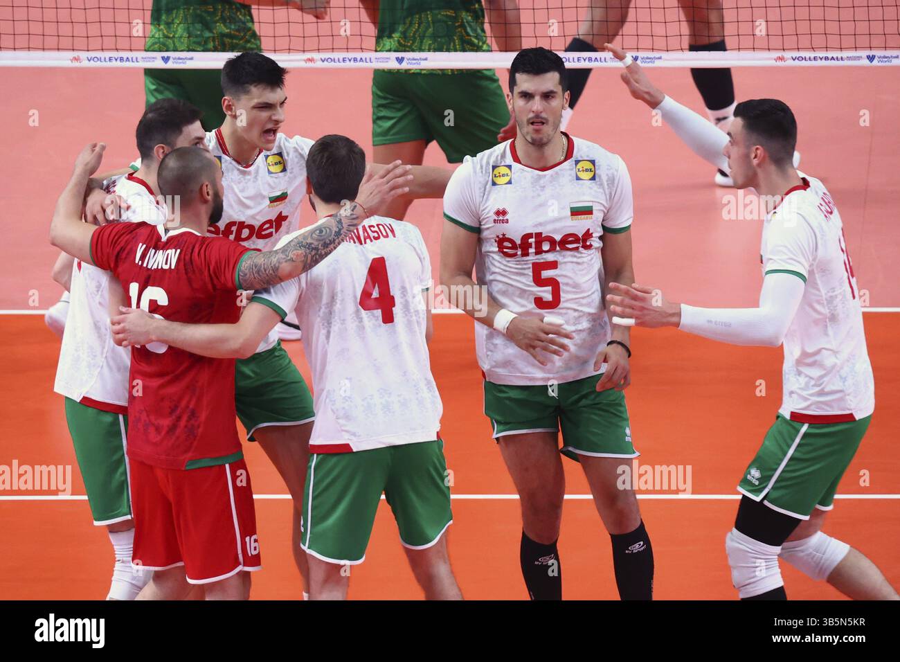 Sofia, Bulgarien - 24. Juni 2022: Das bulgarische Team feiert während eines Gruppenspieles der Volleyball-Weltmeisterschaft zwischen Bulgarien und Au Stockfoto