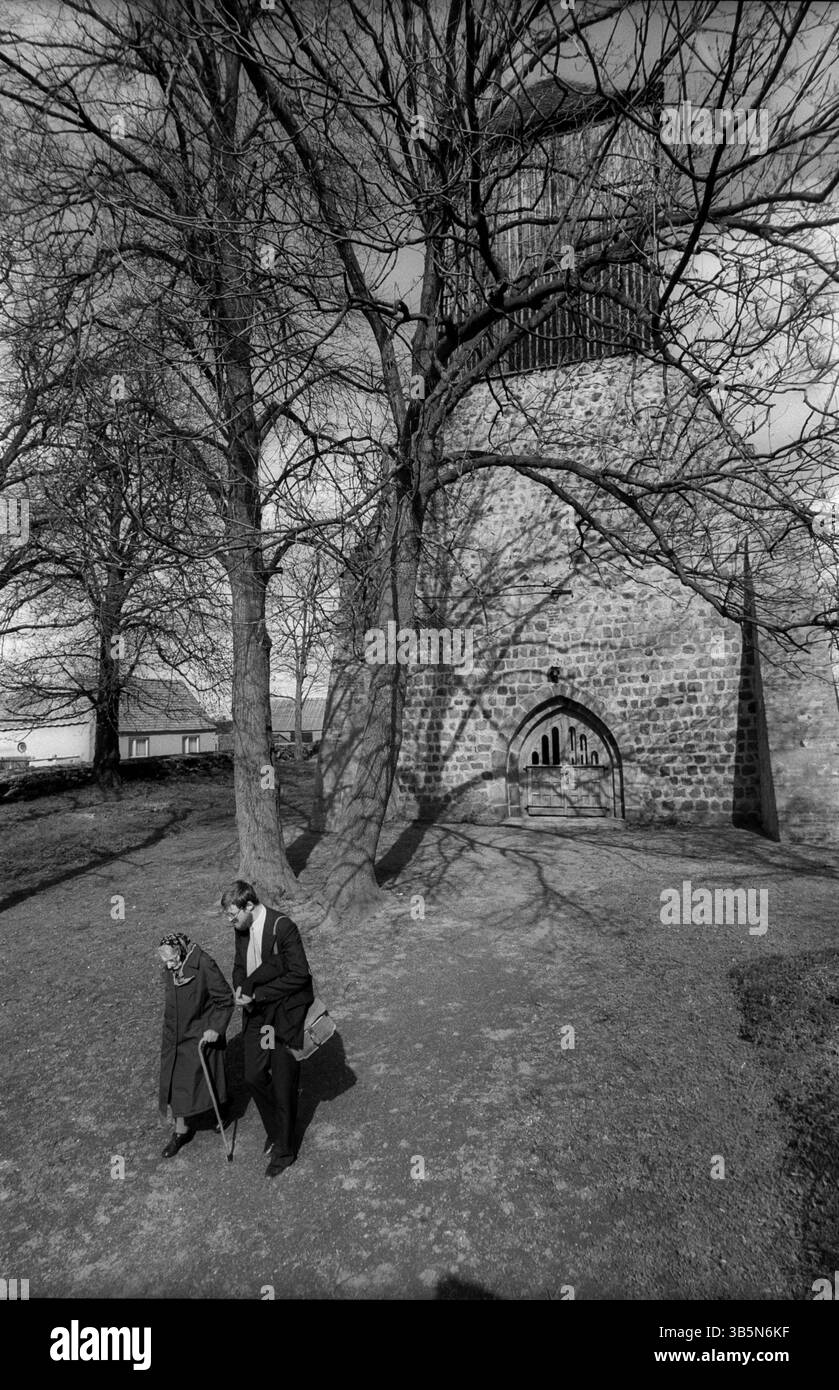 Deutschland, Steinhoefel, 20. April 1992, Pastor Justus Werdin mit dem einzigen Besucher des Gottesdienstes in Steinhoefel auf dem Weg nach Europa Stockfoto