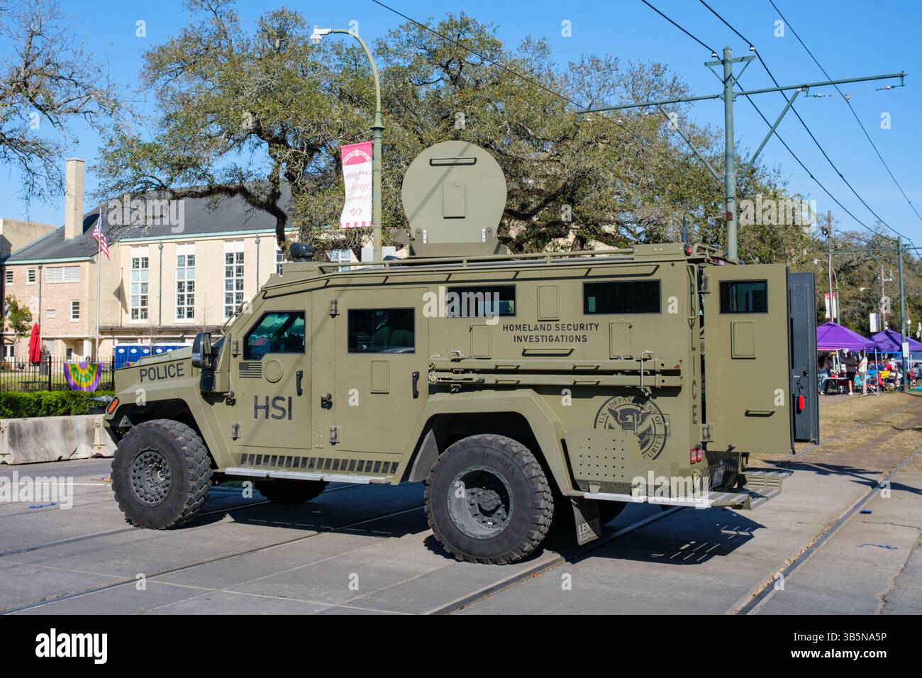 New Orleans, LA, USA - 28. Februar 2025: Ein gepanzertes Fahrzeug der Homeland Security-Ermittlungen parkte über den Straßenbahnschienen auf der Mardi Gras-Parade-Route der St. Charles Avenue als zusätzliche Sicherheit Stockfoto