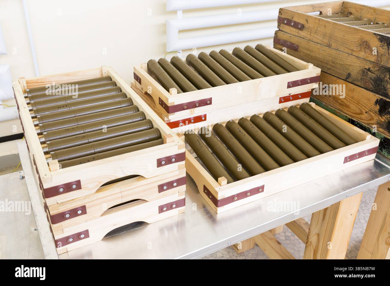 RPG Sprengstoff in einer der bulgarischen Waffenfabriken. In diesem Werk werden Raketengranaten (RPG), RPG-7-Trägerraketen und RPG-Kriegsköpfe hergestellt und montiert Stockfoto