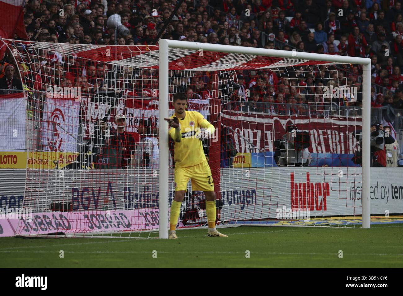 Starke Unterstützung: Torhüter Nikola Vasilj (FC St. Pauli) im 1. FBL-Spiel: 24-25: 1. FBL: 24-25: 5. Sptg. SC Freiburg - FC St. Pauli DFL REGULIEREN Stockfoto