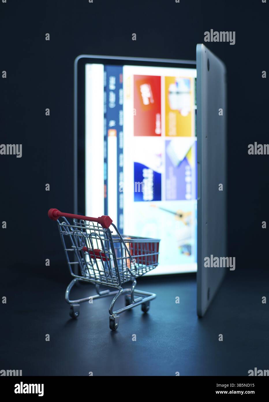 Einkaufswagen oder Wagen vor Laptop, Online-Marketing und Business Trading Konzept Stockfoto