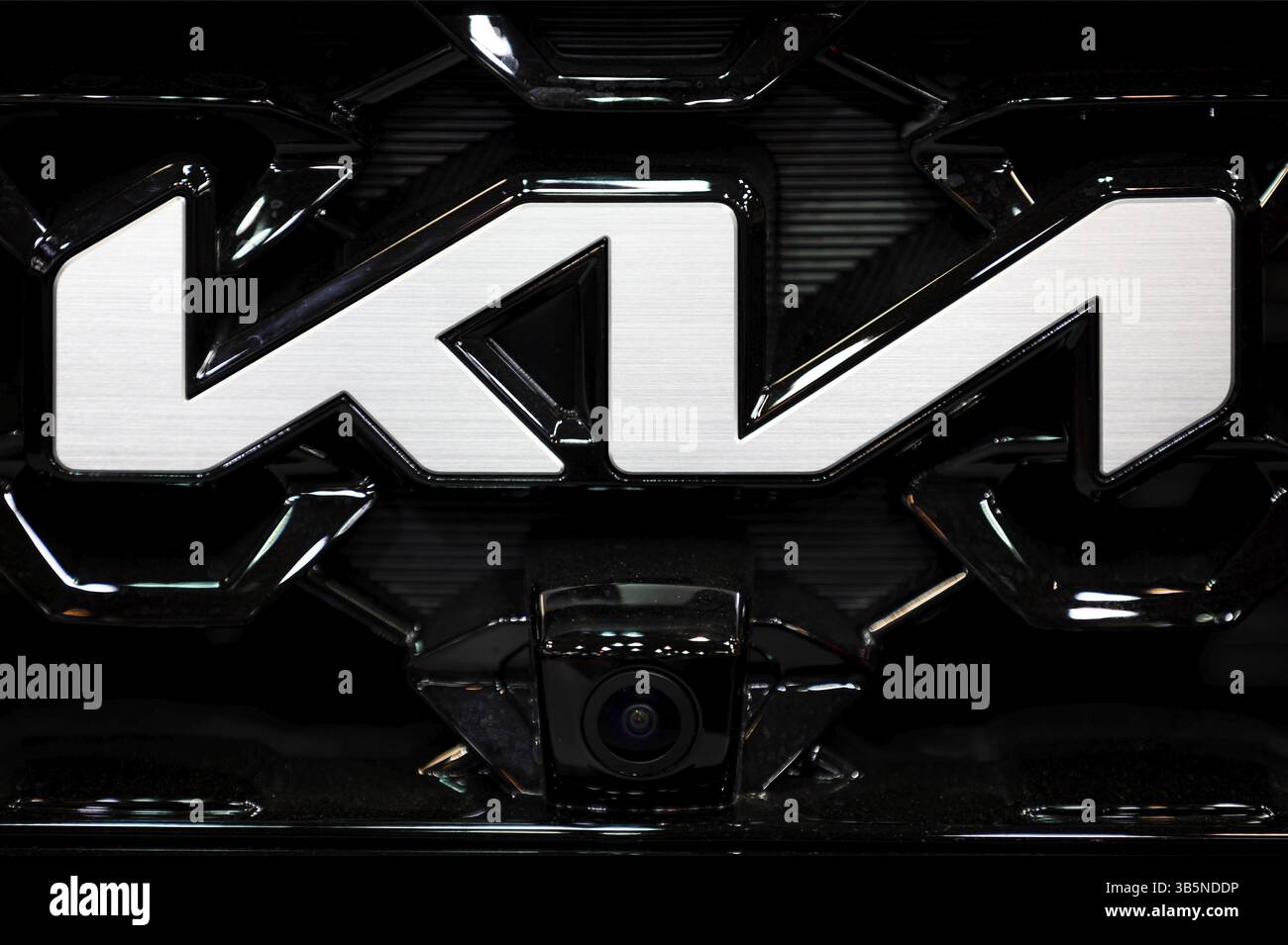 Sofia, Bulgarien - 3. Juni 2022: Nahaufnahme des Kia-Logos auf einem Auto auf dem Sofia Motor Show Stockfoto