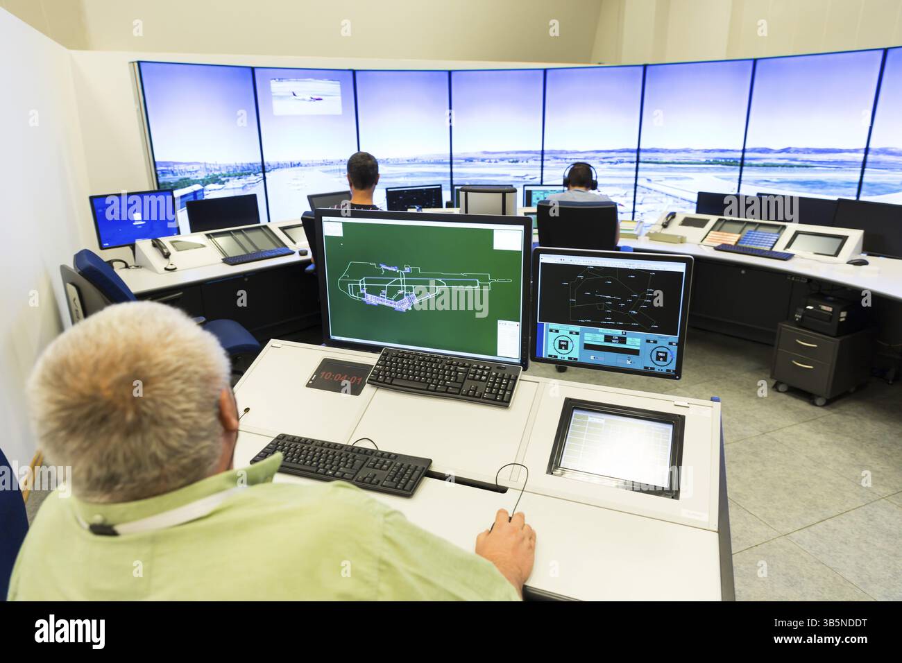 Sofia, Bulgarien - 12. September 2016: Ein Fluglotse leitet die Flüge an einem Arbeitstag bei Bullgaria Air Traffic Services AuthorIT Stockfoto