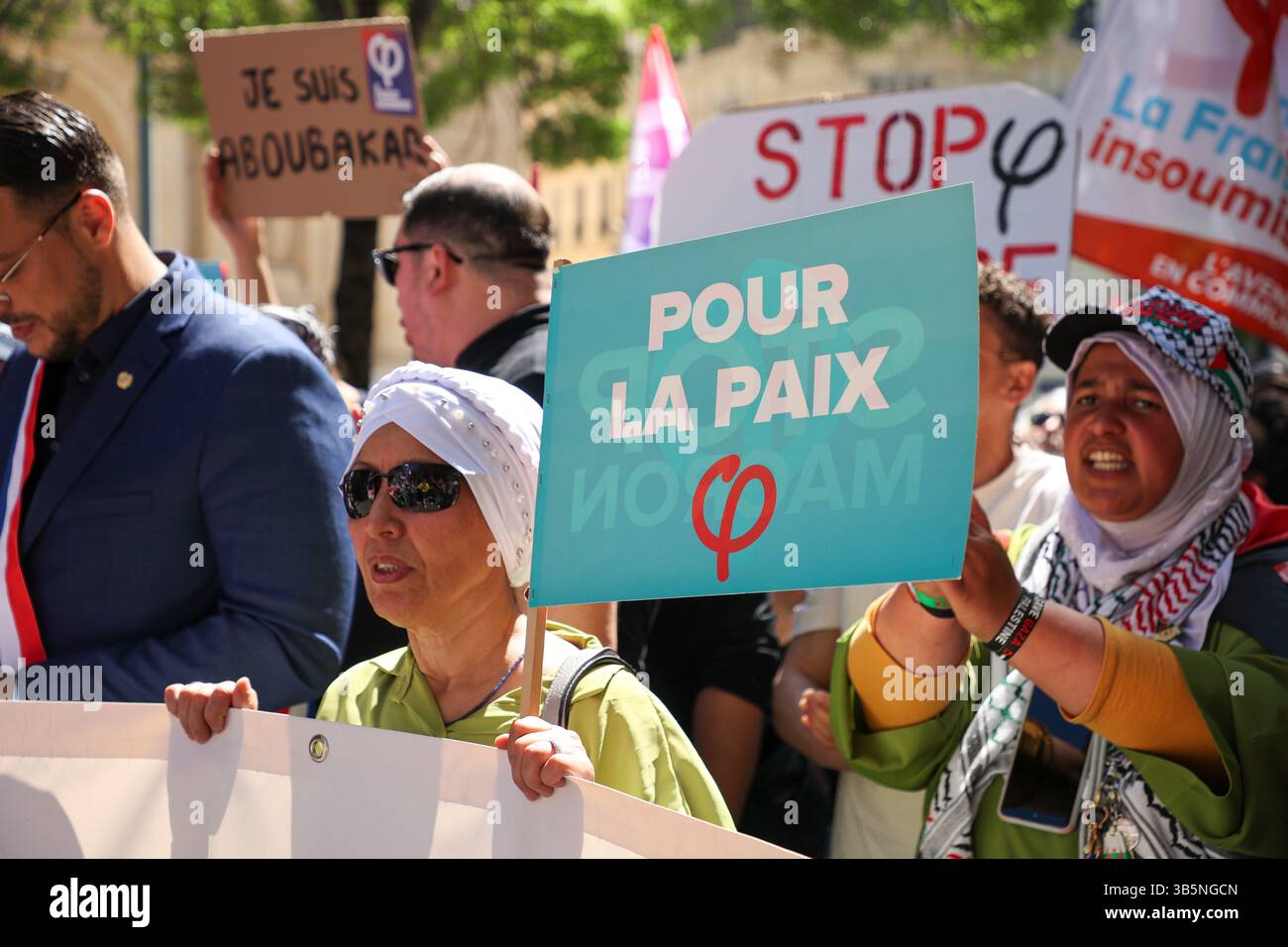 Marseille, Frankreich. Mai 2025. Die Demonstranten halten während der Demonstration zum Labor Day ein Banner mit der Aufschrift „für die Teilnehmer“. Auf Aufruf verschiedener Gewerkschaften und linker politischer Parteien nahmen Tausende Demonstranten in festlicher und militanter Atmosphäre an der traditionellen Parade zum Tag der Arbeit durch die Straßen von Marseille Teil. (Credit Image: © Denis Thaust/SOPA Images via ZUMA Press Wire) NUR REDAKTIONELLE VERWENDUNG! Nicht für kommerzielle ZWECKE! Stockfoto