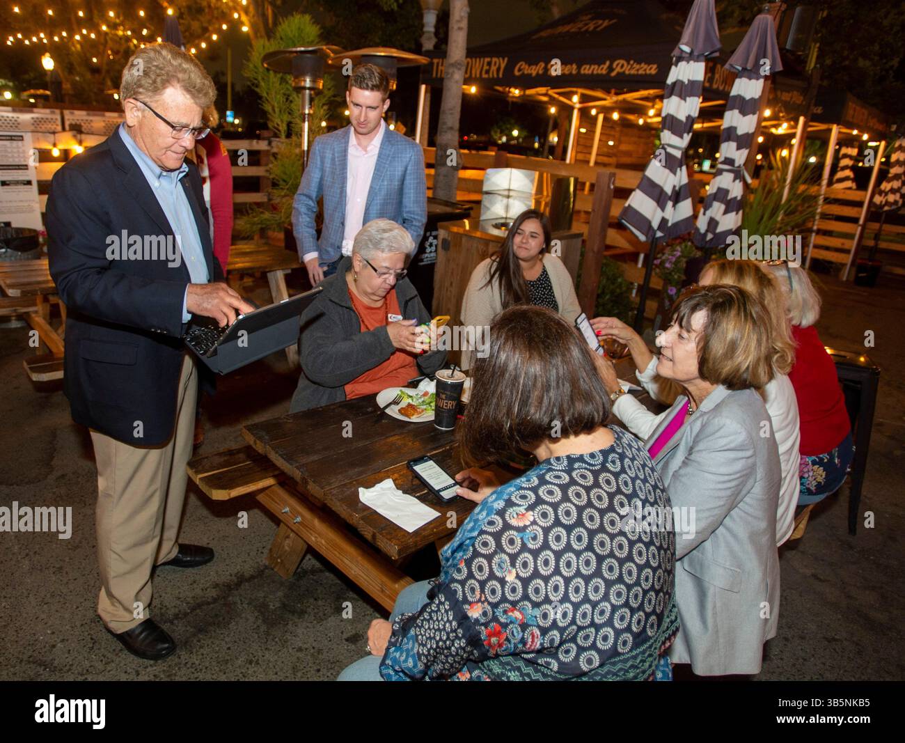 8. Juni 2022: Doug Chaffee (Mitte), Supervisor von Orange County District 4, spricht mit Unterstützern, während er am Dienstag, den 7. Juni 2022 auf die Wahlwiedergabe in Fullerton wartet. (Bild: © Michael Goulding/ZUMA Press Wire) Stockfoto