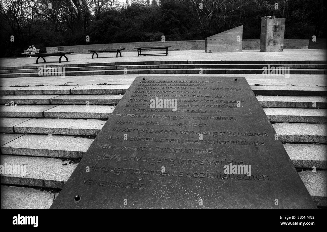 Deutschland, Berlin, 25. April 1992, Gedenktafel auf dem Denkmal für die spanischen Kämpfer, Denkmal wird renoviert, Europa Stockfoto
