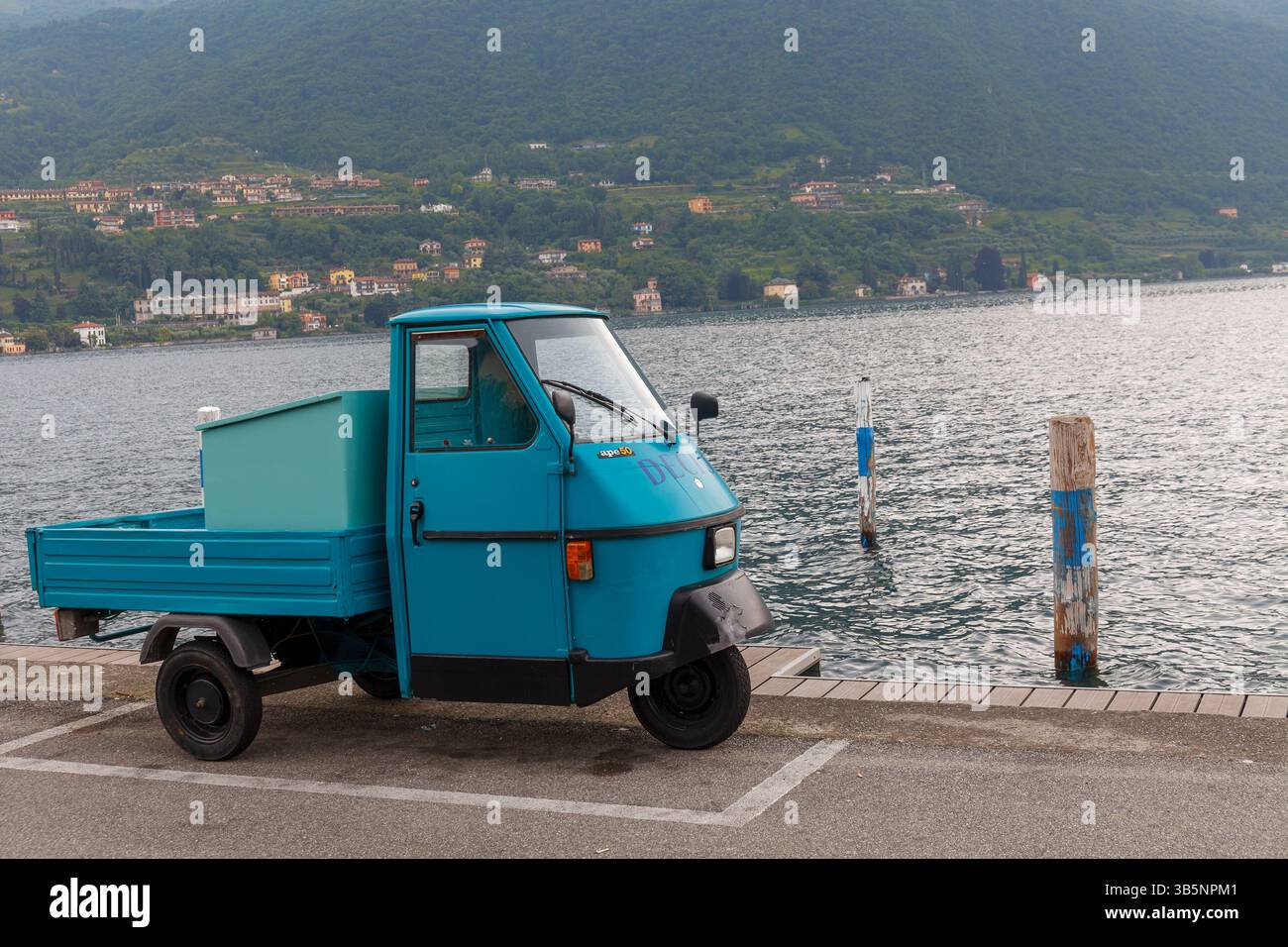 MONTE ISOLA, ITALIEN - 22. MAI 2024: Altes Piaggio Ape Auto - Albenga, Savona, Ligurien, Italien Stockfoto