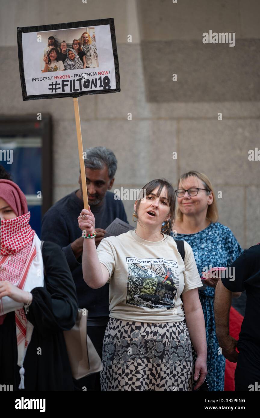 London, Großbritannien. 2. Mai 2025. Unterstützer versammelten sich vor dem Old Bailey, um gegen die anhaltende Inhaftierung von 18 Aktivisten der Palästinensischen Aktion, bekannt als „Filton 18“, zu protestieren. Die Aktivisten werden aufgrund einer Klage im August 2023 in der Forschungseinrichtung Bristol (Filton) des israelischen Waffenherstellers Elbit Systems vor dem Old Bailey (Central Criminal Court) angehört. Anrede: Andrea Domeniconi/Alamy Live News Stockfoto