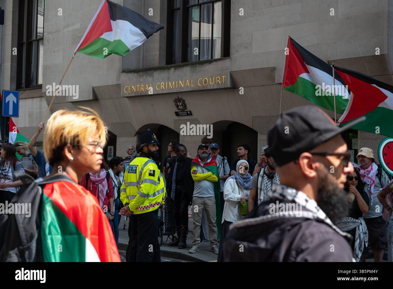 London, Großbritannien. 2. Mai 2025. Unterstützer versammelten sich vor dem Old Bailey, um gegen die anhaltende Inhaftierung von 18 Aktivisten der Palästinensischen Aktion, bekannt als „Filton 18“, zu protestieren. Die Aktivisten werden aufgrund einer Klage im August 2023 in der Forschungseinrichtung Bristol (Filton) des israelischen Waffenherstellers Elbit Systems vor dem Old Bailey (Central Criminal Court) angehört. Anrede: Andrea Domeniconi/Alamy Live News Stockfoto