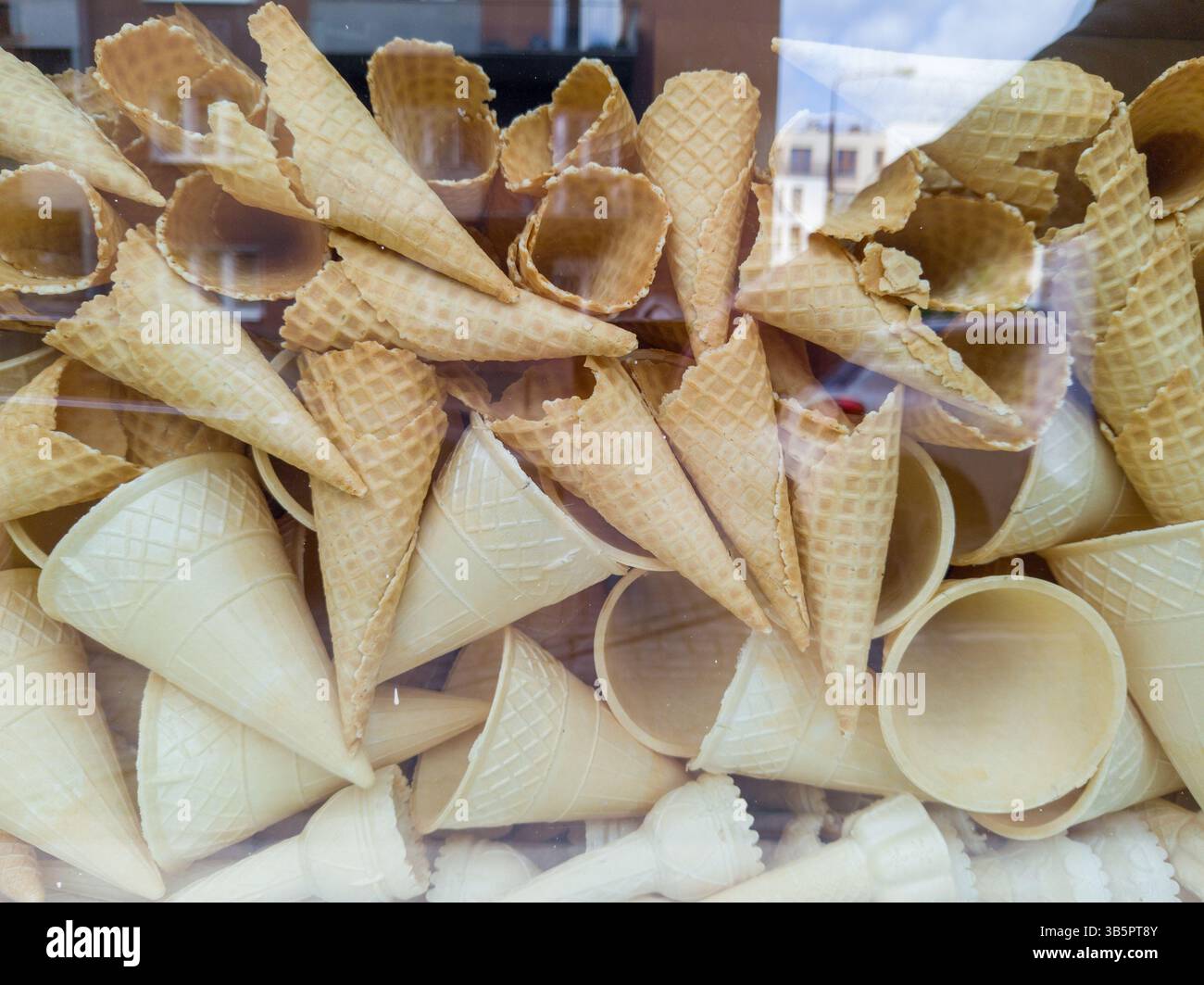 Stapel leerer Eiswaffelkegel Stockfoto