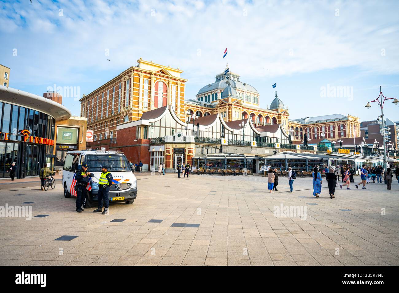 SCHEVENINGEN - die mobile Einheit (ME) überwacht in Scheveningen. Die Polizei ergreift zusätzliche sichtbare und unsichtbare Maßnahmen auf und um den Boulevard von Scheveningen, nachdem Hunderte von Jugendlichen hier einen Tag zuvor aufeinander gestoßen sind. Irgendwann wandte sich die Menge gegen die Polizei. ANP JOSH WALET netherlands Out - belgien Out Credit: ANP/Alamy Live News Stockfoto