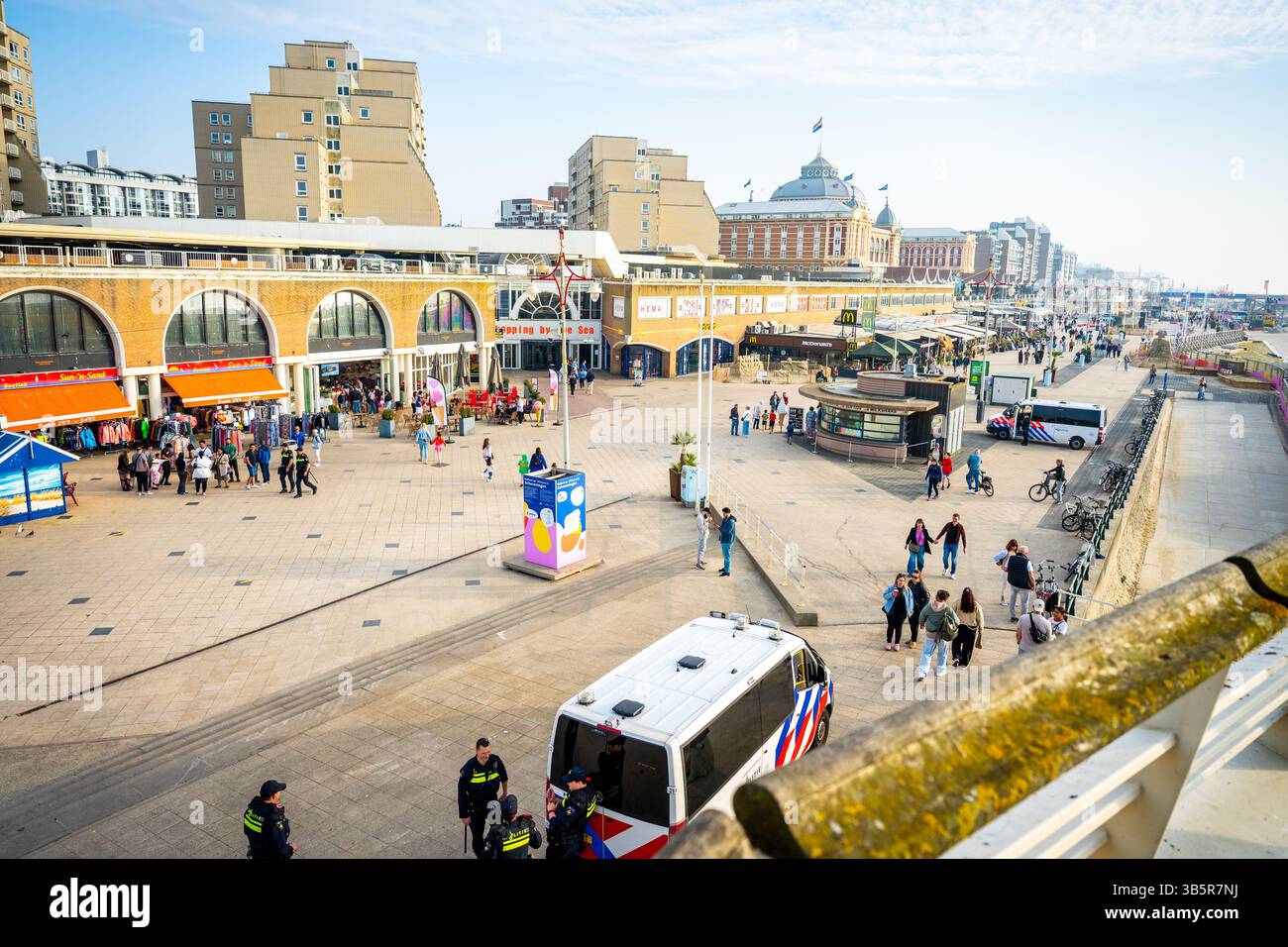 SCHEVENINGEN - die mobile Einheit (ME) überwacht in Scheveningen. Die Polizei ergreift zusätzliche sichtbare und unsichtbare Maßnahmen auf und um den Boulevard von Scheveningen, nachdem Hunderte von Jugendlichen hier einen Tag zuvor aufeinander gestoßen sind. Irgendwann wandte sich die Menge gegen die Polizei. ANP JOSH WALET netherlands Out - belgien Out Credit: ANP/Alamy Live News Stockfoto