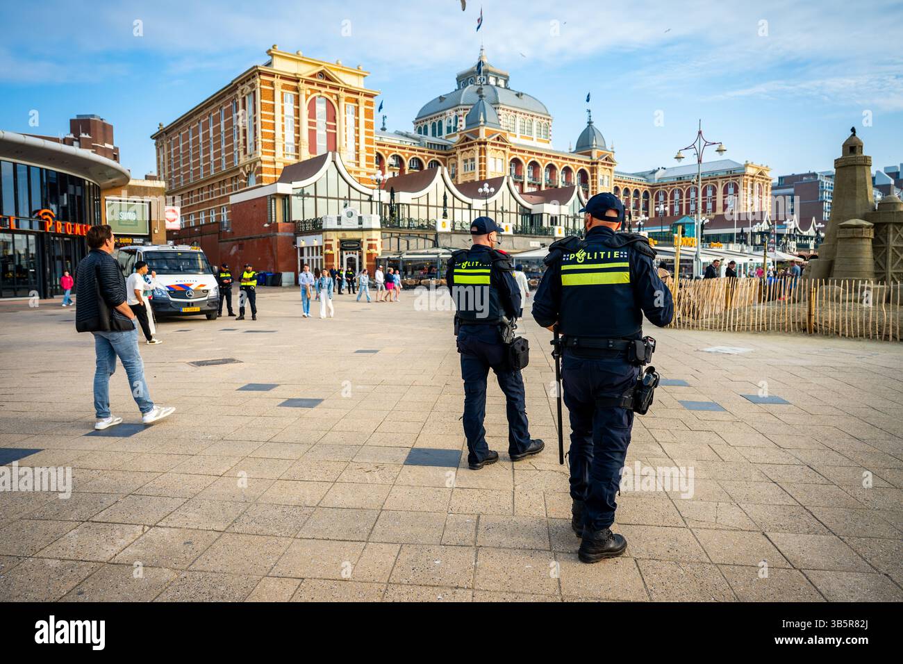 SCHEVENINGEN - die mobile Einheit (ME) überwacht in Scheveningen. Die Polizei ergreift zusätzliche sichtbare und unsichtbare Maßnahmen auf und um den Boulevard von Scheveningen, nachdem Hunderte von Jugendlichen hier einen Tag zuvor aufeinander gestoßen sind. Irgendwann wandte sich die Menge gegen die Polizei. ANP JOSH WALET netherlands Out - belgien Out Credit: ANP/Alamy Live News Stockfoto