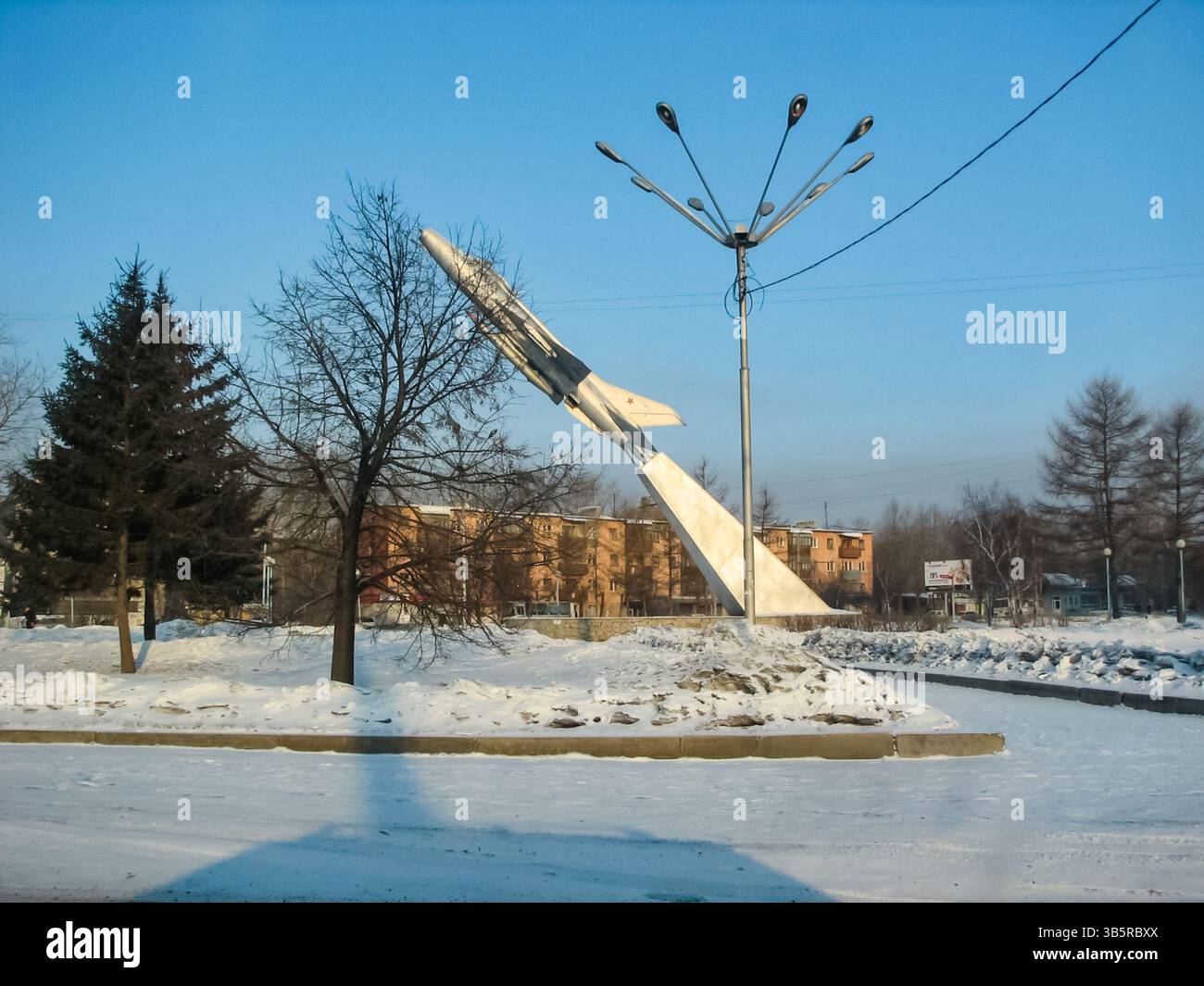 Krasnojarsk, Russland - 10. Februar 2019: Denkmal der militärischen Luftfahrt. Ebene auf Sockel. Stockfoto