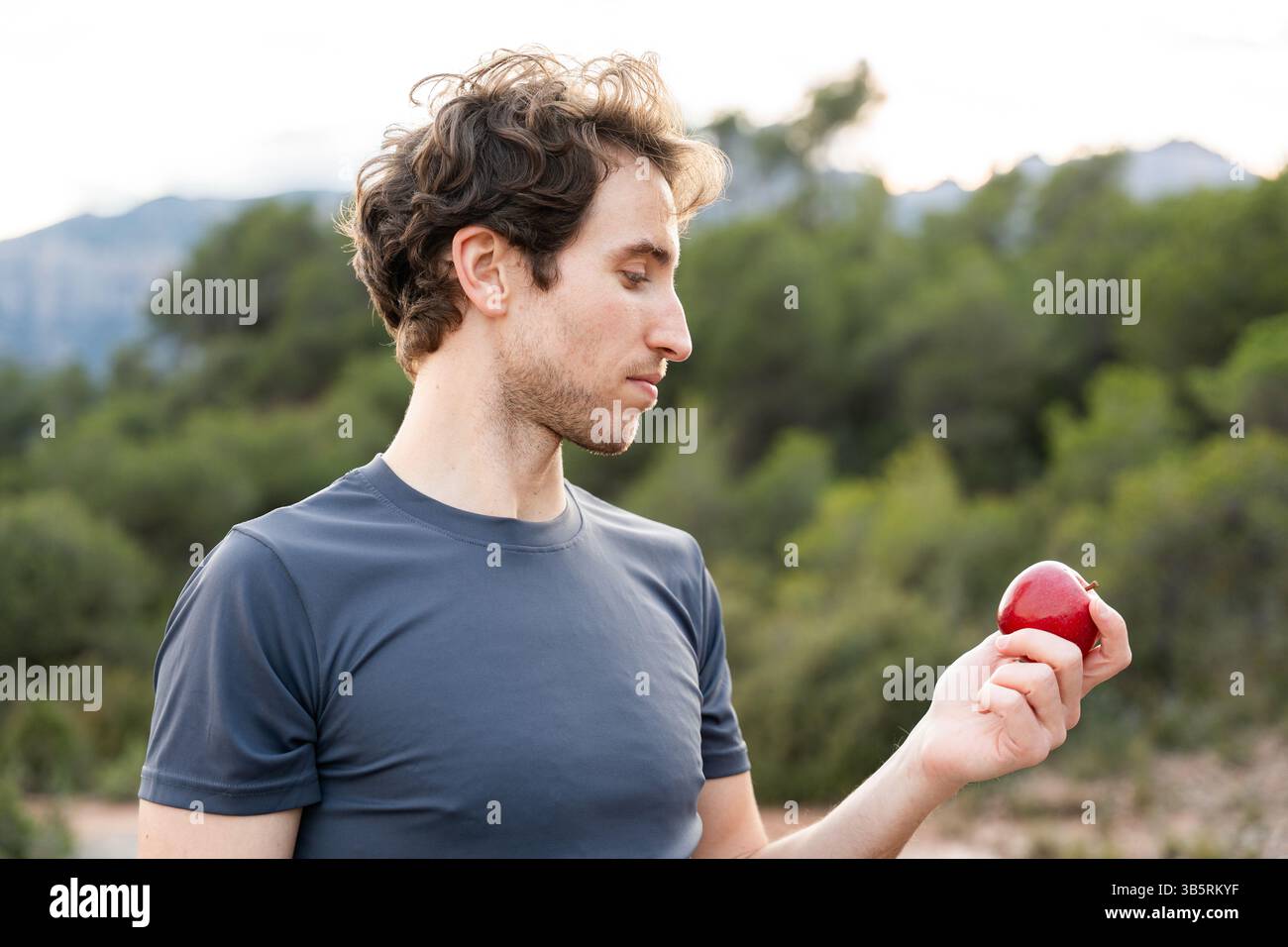 Sportlicher Mann mit gesundem Lebensstil und ausgewogener Ernährung Stockfoto