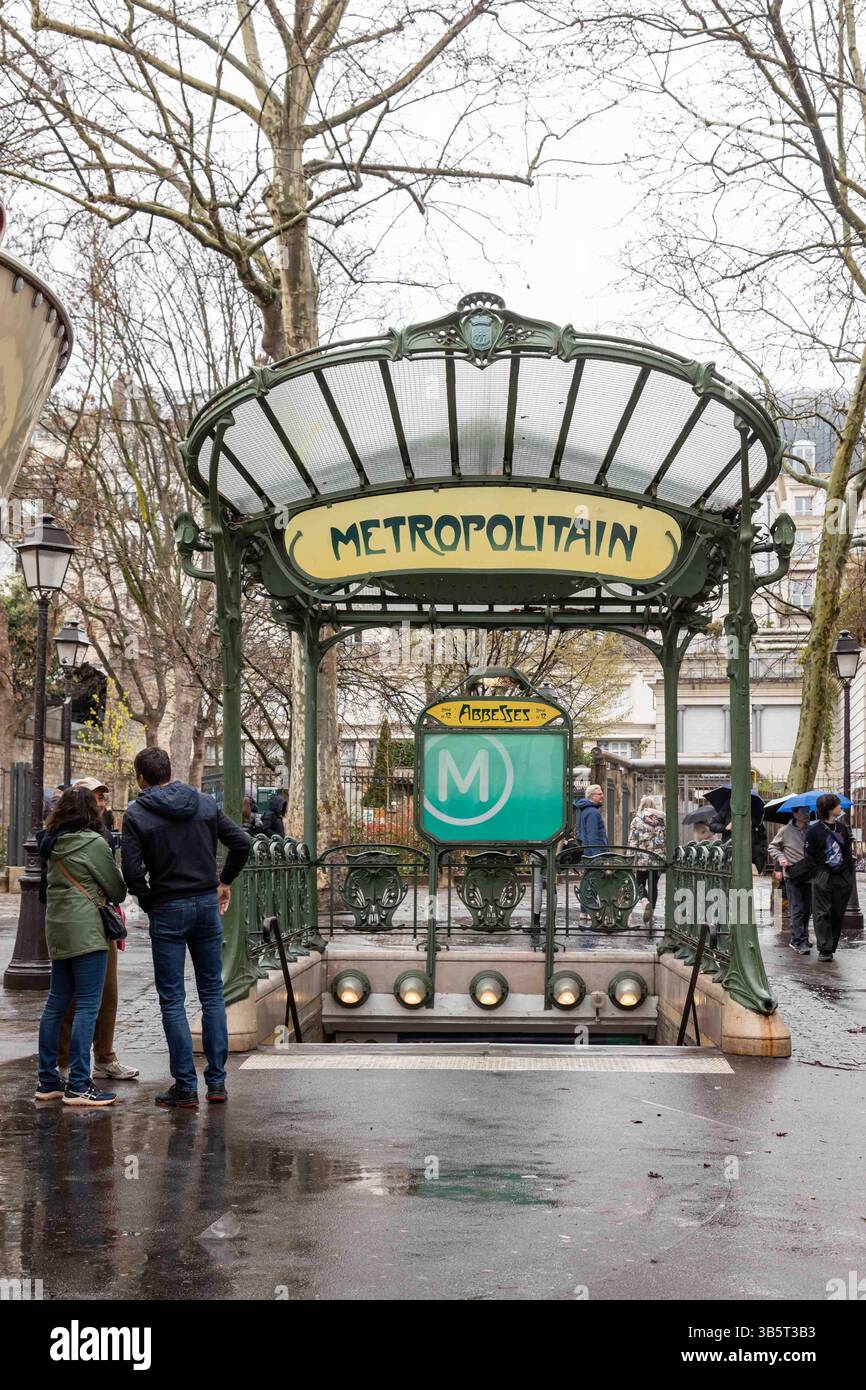 Eingang der U-Bahn-Station Abbesses im Jugendstil, entworfen von Hector Guimard, in der Rue des Abbesses 22 im Pariser Montmartre-Viertel, Frankreich Stockfoto