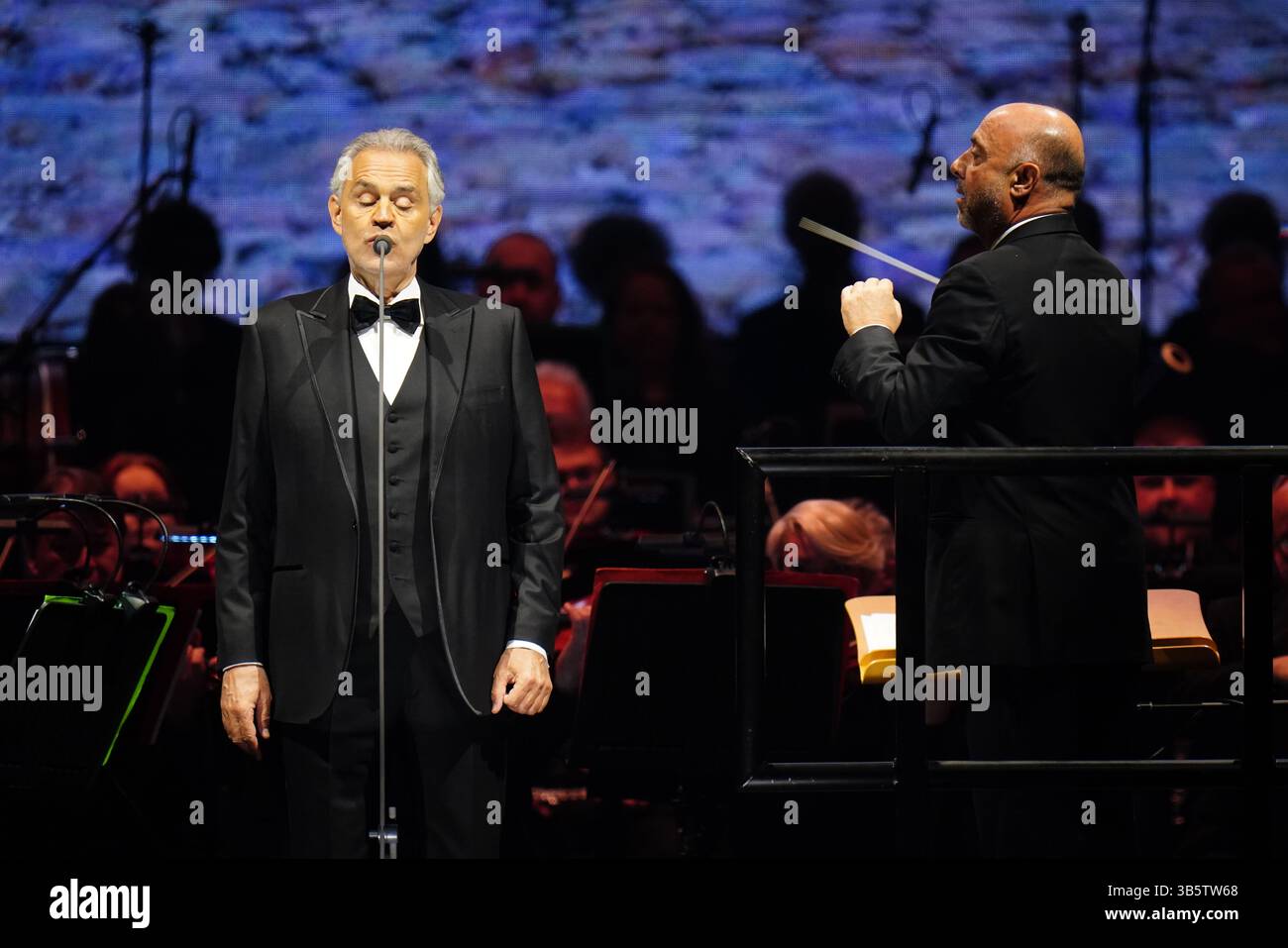 Andrea Bocelli tritt auf der Bühne in der O2 Arena in London auf, während seiner „Andrea Bocelli Live in Concert“-Tour. Bilddatum: Freitag, 2. Mai 2025. Stockfoto