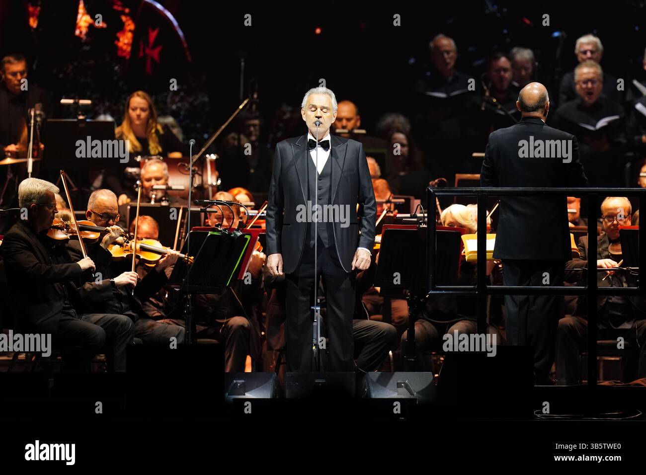 Andrea Bocelli tritt auf der Bühne in der O2 Arena in London auf, während seiner „Andrea Bocelli Live in Concert“-Tour. Bilddatum: Freitag, 2. Mai 2025. Stockfoto