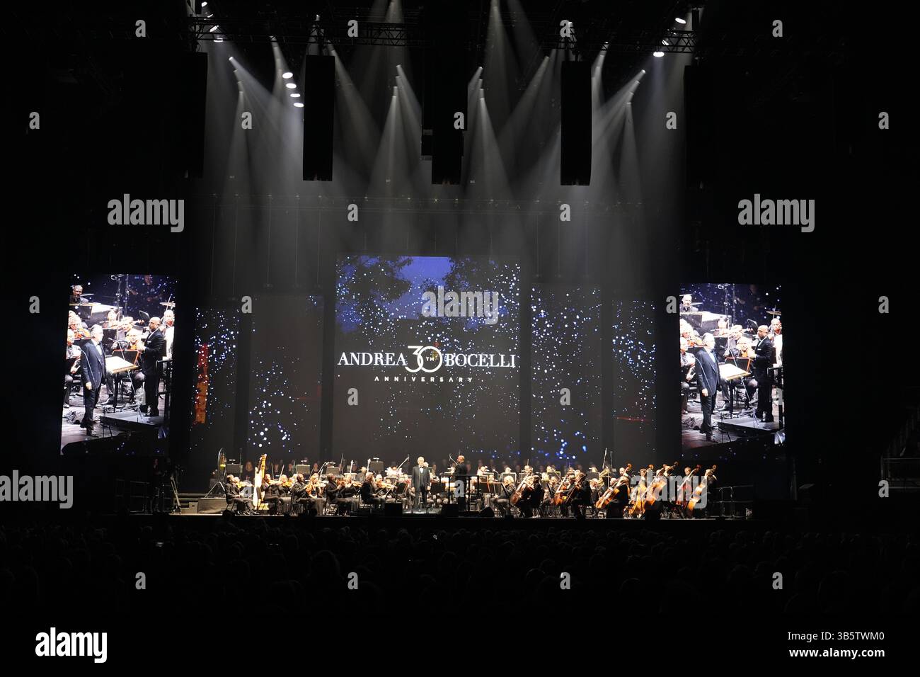 Andrea Bocelli tritt auf der Bühne in der O2 Arena in London auf, während seiner „Andrea Bocelli Live in Concert“-Tour. Bilddatum: Freitag, 2. Mai 2025. Stockfoto