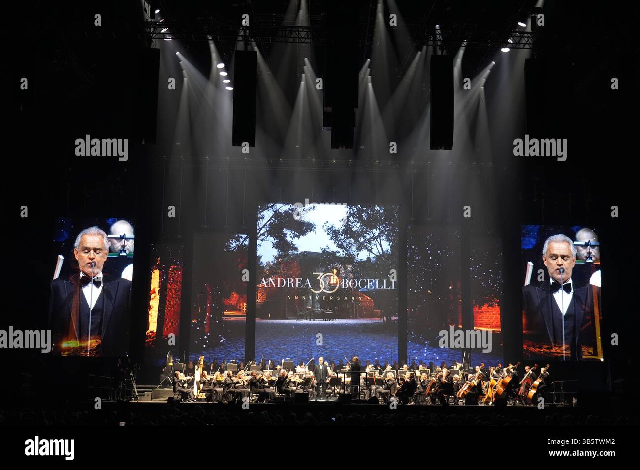 Andrea Bocelli tritt auf der Bühne in der O2 Arena in London auf, während seiner „Andrea Bocelli Live in Concert“-Tour. Bilddatum: Freitag, 2. Mai 2025. Stockfoto
