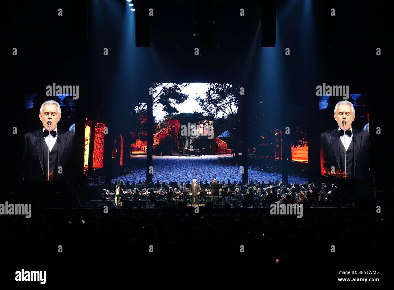 Andrea Bocelli tritt auf der Bühne in der O2 Arena in London auf, während seiner „Andrea Bocelli Live in Concert“-Tour. Bilddatum: Freitag, 2. Mai 2025. Stockfoto