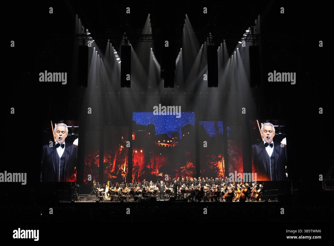 Andrea Bocelli tritt auf der Bühne in der O2 Arena in London auf, während seiner „Andrea Bocelli Live in Concert“-Tour. Bilddatum: Freitag, 2. Mai 2025. Stockfoto
