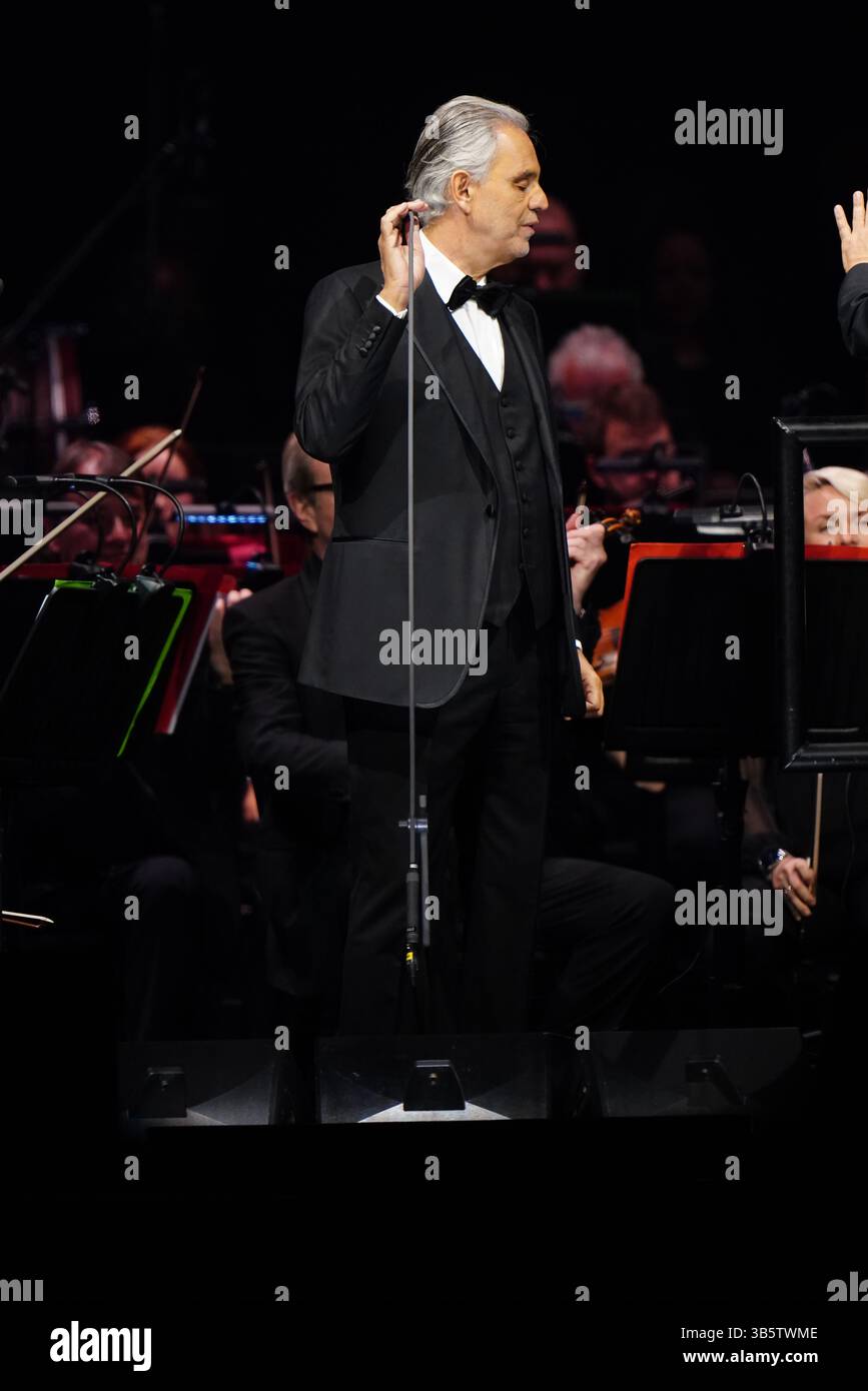 Andrea Bocelli tritt auf der Bühne in der O2 Arena in London auf, während seiner „Andrea Bocelli Live in Concert“-Tour. Bilddatum: Freitag, 2. Mai 2025. Stockfoto