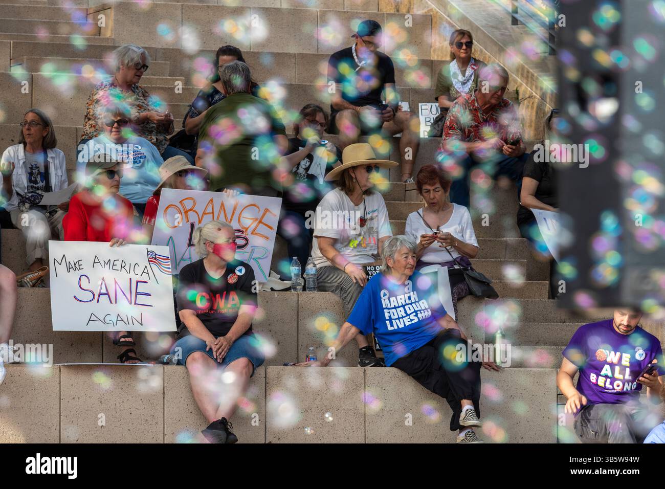 Am 1. Mai können Demonstranten aus Seifenblasen von der Maschine in der City Hall Austin, Texas, am 1. Mai 2025 ABGEBLASEN werden. Stockfoto