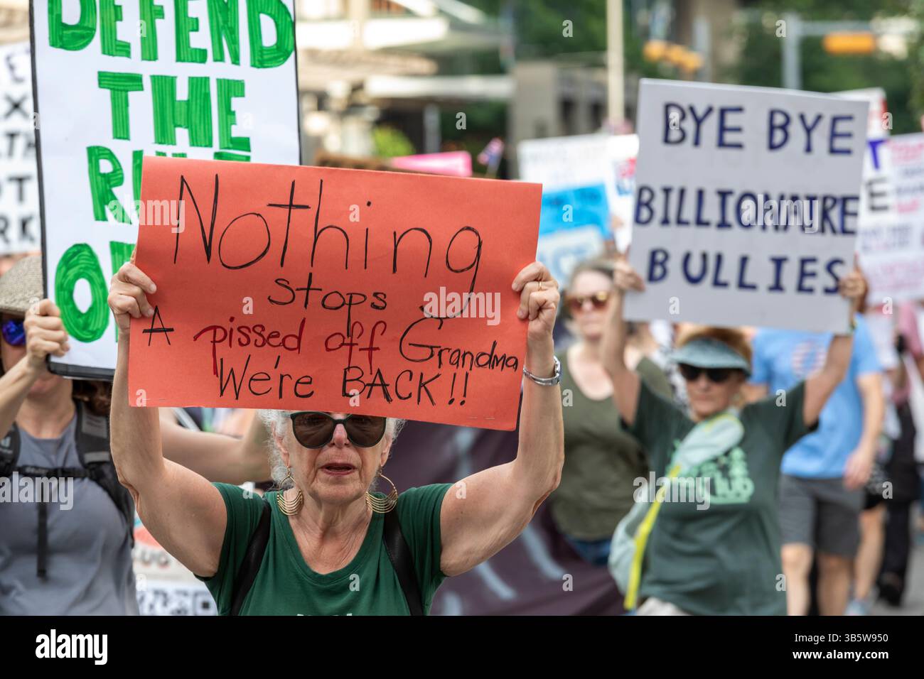 Am 1. Mai marschieren Demonstranten auf der Second Street zum Rathaus Austin, Texas, 1. Mai 2025. Stockfoto