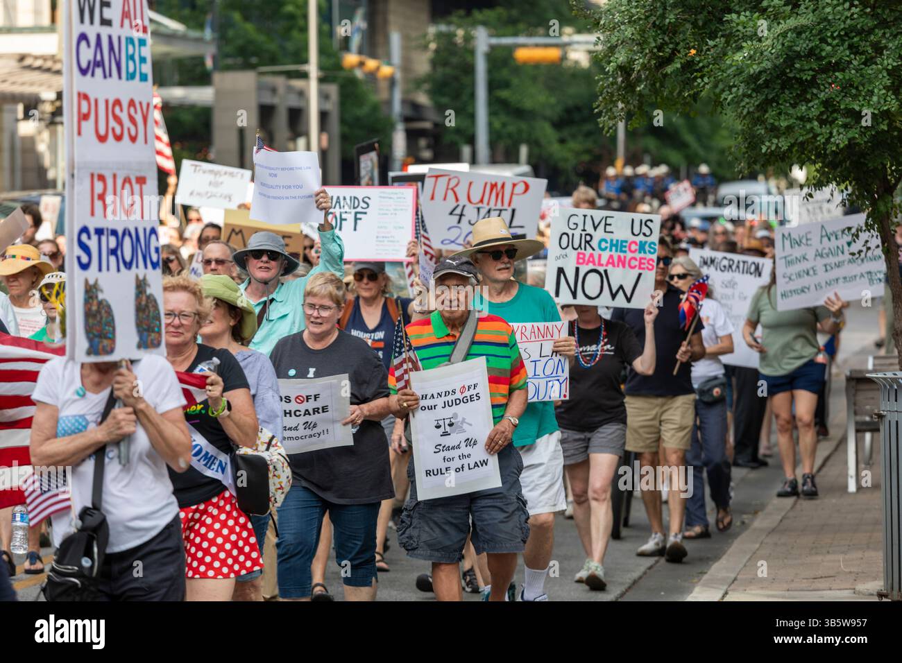 Am 1. Mai marschieren Demonstranten auf der Second Street zum Rathaus Austin, Texas, 1. Mai 2025. Stockfoto