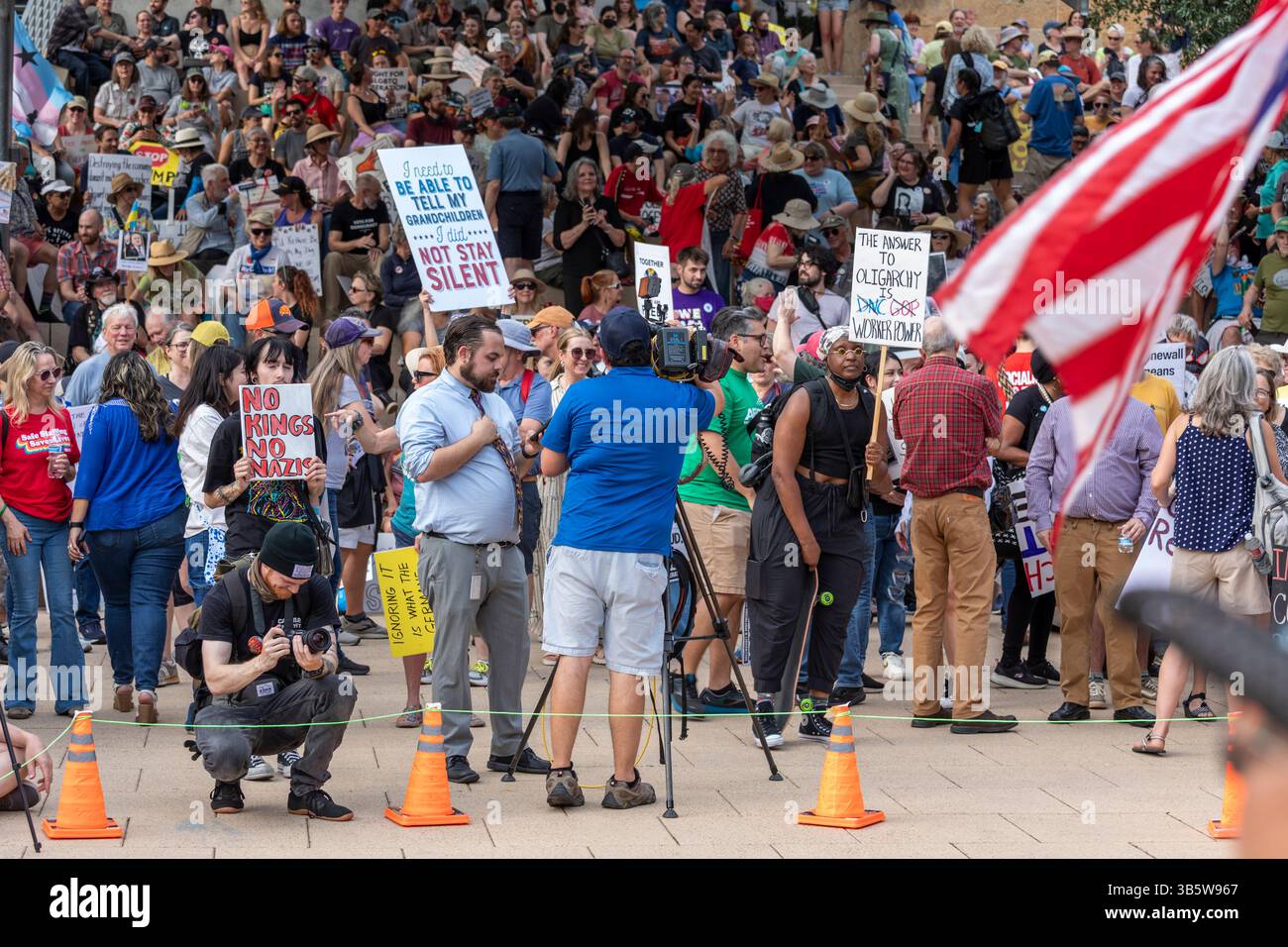 1. Mai: HÄNDE WEG VON Demonstranten im Rathaus Austin, Texas, 1. Mai 2025. Stockfoto