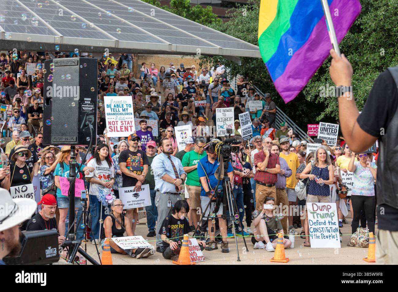 1. Mai: HÄNDE WEG VON Demonstranten im Rathaus Austin, Texas, 1. Mai 2025. Stockfoto