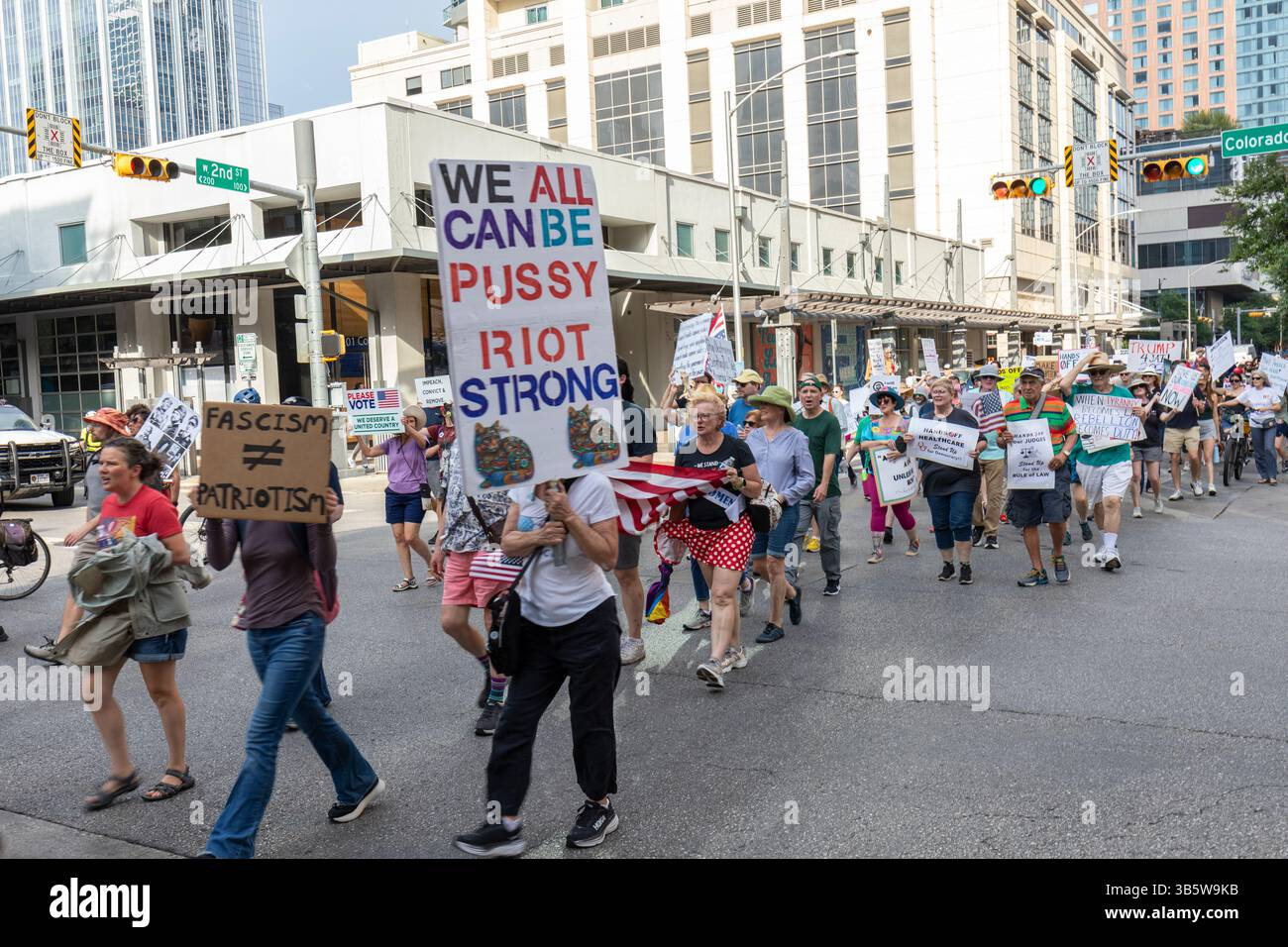 Am 1. Mai marschieren Demonstranten auf der Second Street zum Rathaus Austin, Texas, 1. Mai 2025. Stockfoto