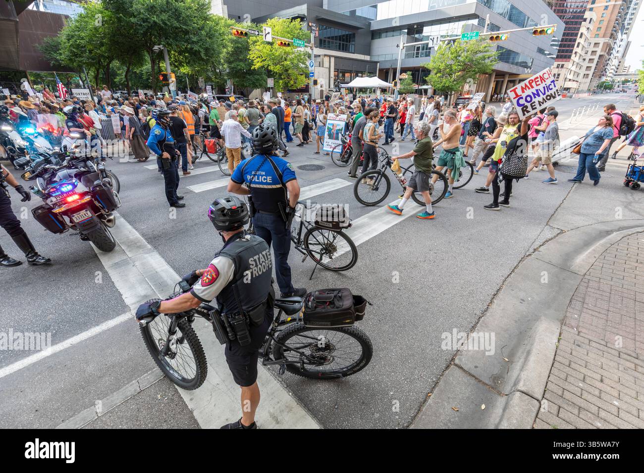 Am 1. Mai marschieren Demonstranten auf der Second Street zum Rathaus Austin, Texas, 1. Mai 2025. Stockfoto