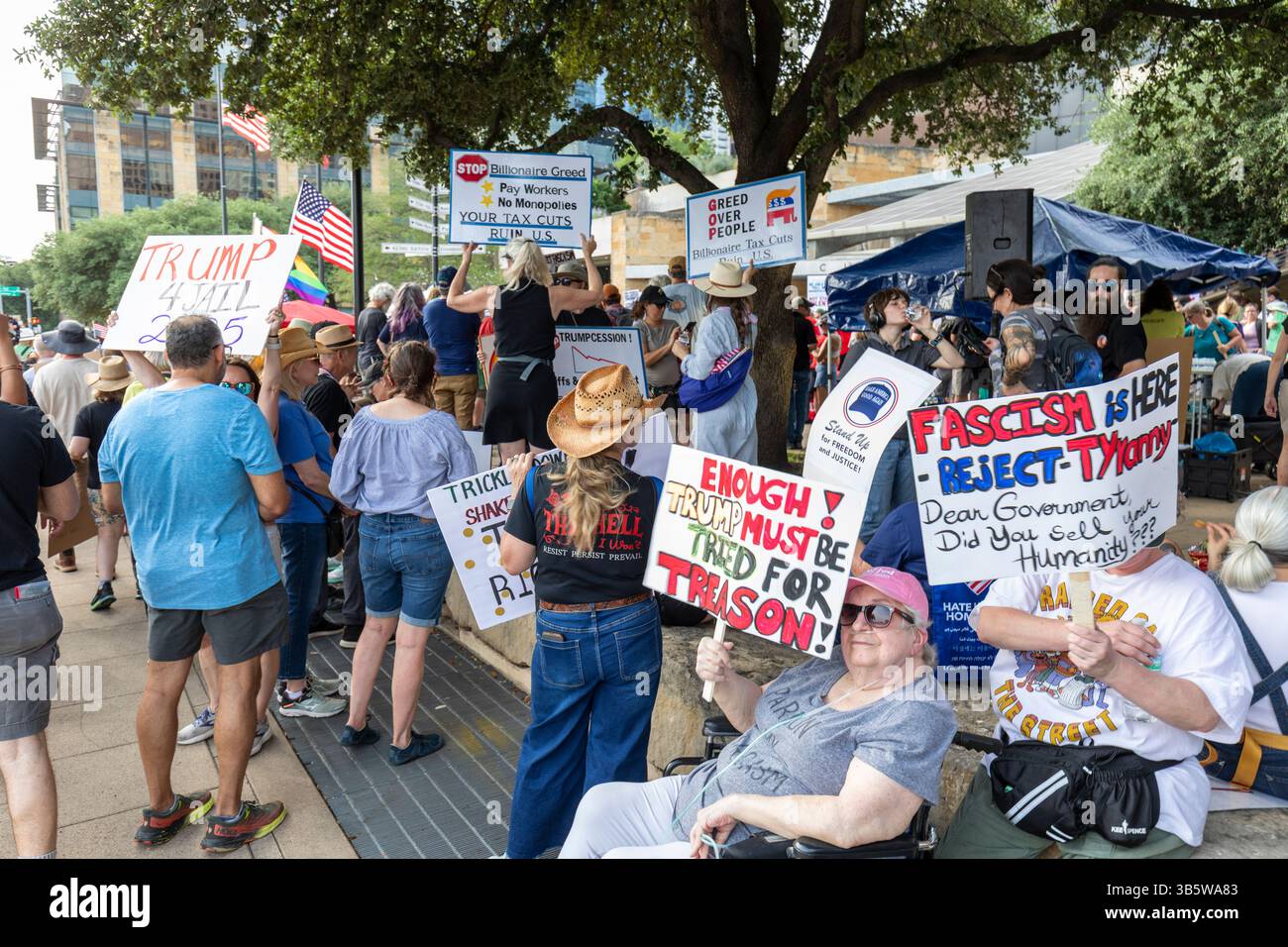 1. Mai: HÄNDE WEG VON Demonstranten im Rathaus Austin, Texas, 1. Mai 2025. Stockfoto
