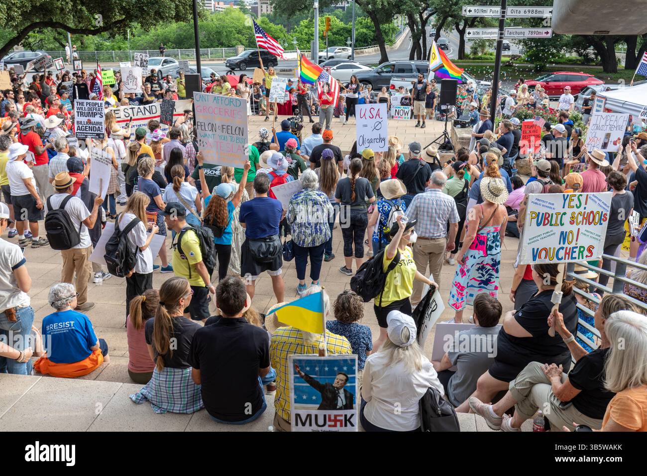 1. Mai: HÄNDE WEG VON Demonstranten im Rathaus Austin, Texas, 1. Mai 2025. Stockfoto
