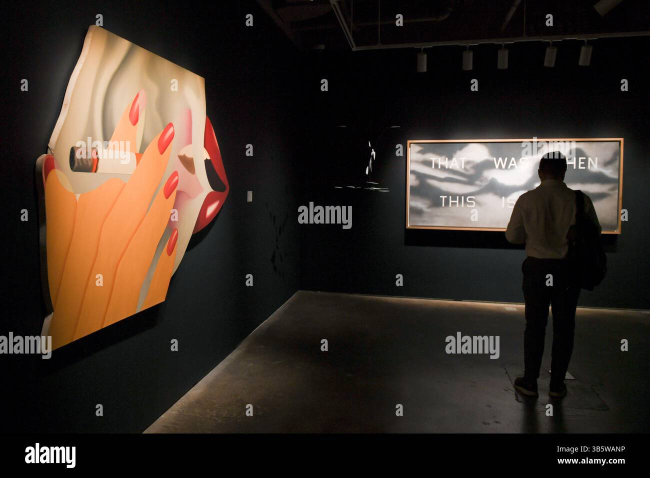 New York, USA. Mai 2025. (Rechts) 'das war dann das ist jetzt' von Ed Ruscha, EST. $7-10 Millionen und (links) 'Smoker #25' von Tom Wesselmann, EST. 1.500.000 bis 2.000.000 US-Dollar werden im Rahmen von Sotheby's May Marquee Sales bei Sotheby's in New York, NY, am 2. Mai 2025 vorgestellt. (Foto: Efren Landaos/SIPA USA) Credit: SIPA USA/Alamy Live News Stockfoto