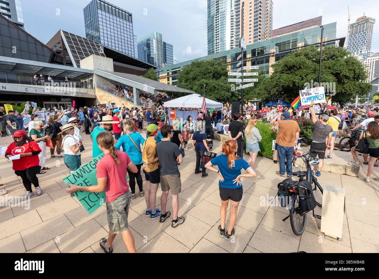 1. Mai: HÄNDE WEG VON Demonstranten im Rathaus Austin, Texas, 1. Mai 2025. Stockfoto